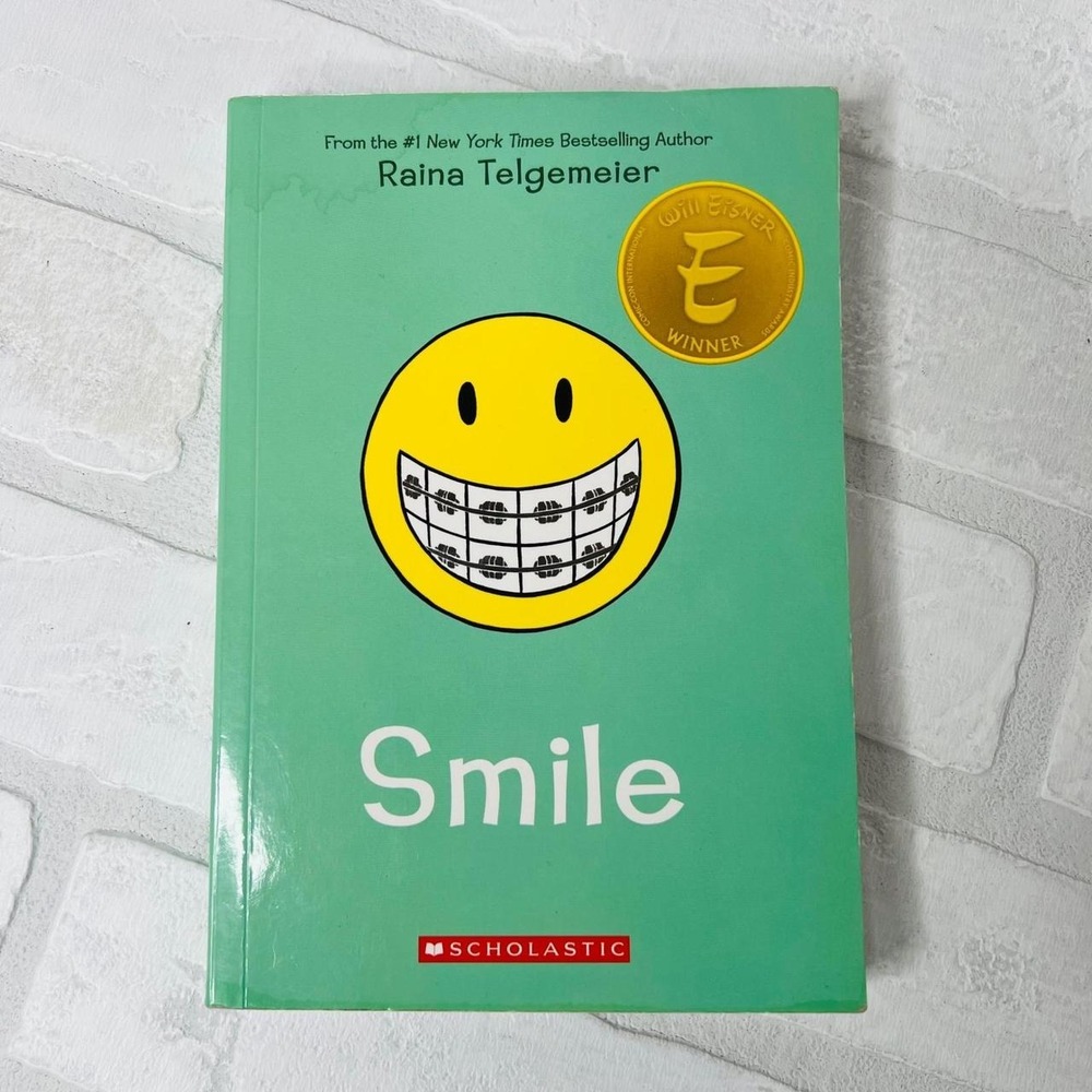 Smile by Raina Telgemeier Scholastic Graphix Novel‎ Paperback 9781338740264
